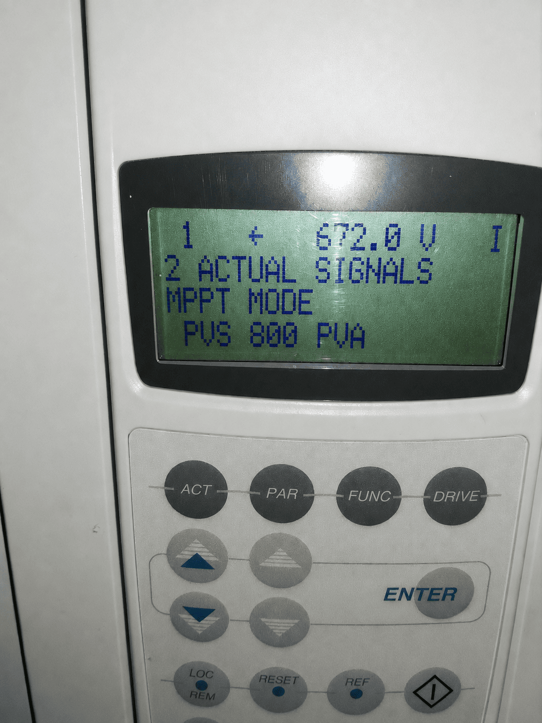 Central inverter control panel display in MPPT mode showing live PV string voltage reading